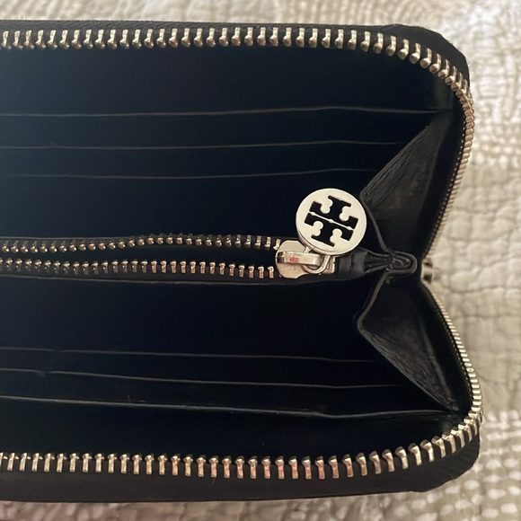 🎉HP🎉Tory Burch Patent Leather Continental Logo Zip Wallet in Black🖤 - Picture 7 of 10